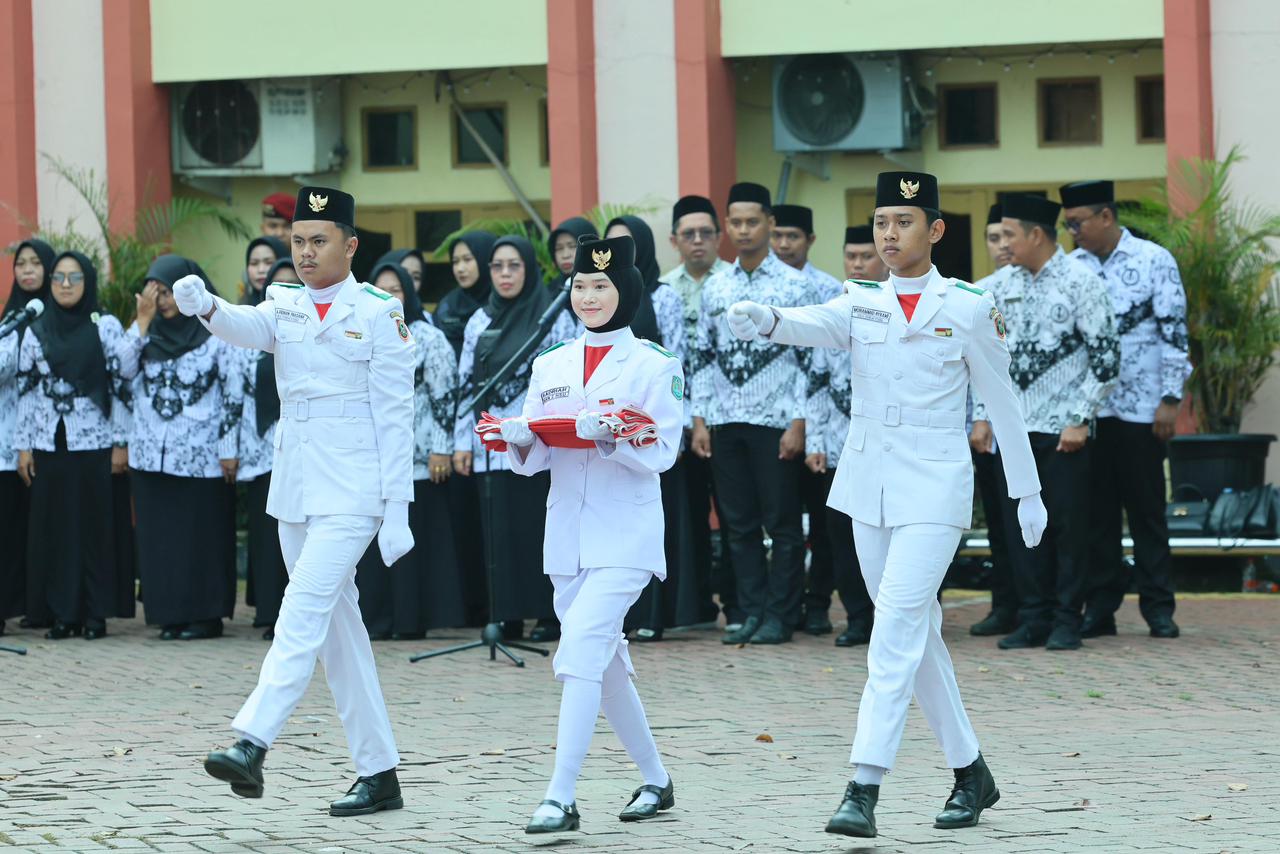 Kibarkan Sang Merah Putih, Siswa MAN 2 HSU Sukses Jadi Pengibar Bendera di Upacara Hardiknas Pemda